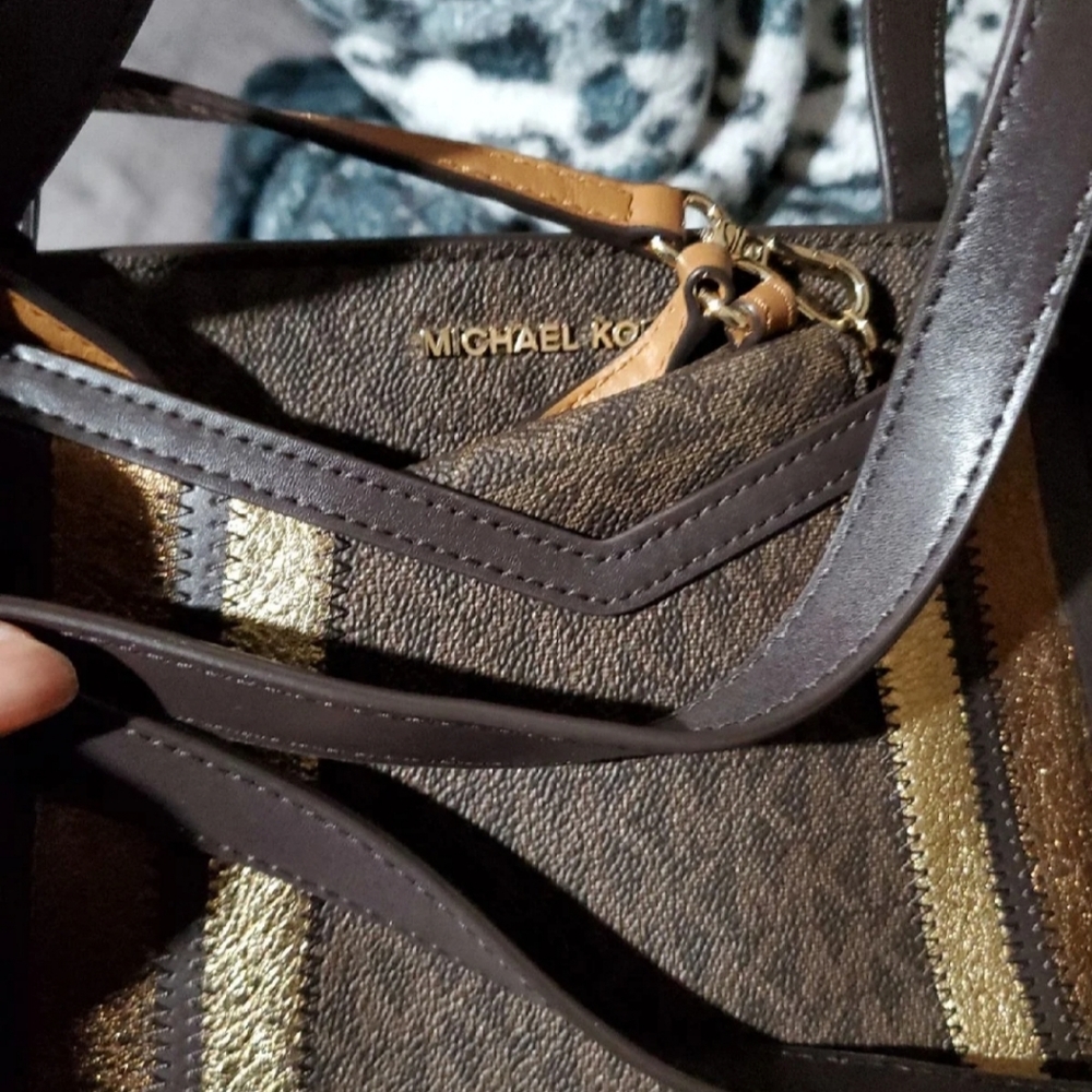 MK tote and wristlet set REDUCED - Picture 10 of 12
